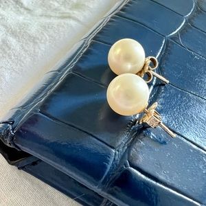 💯 AUTHENTIC TIffany & Co Pearl stud earrings!